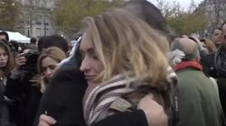 فيديو| "إذا كنت تثق بي عانقني".. شاب فرنسي مسلم يهزم التعصب بـ"الأحضان"