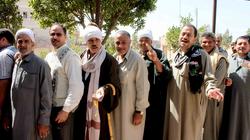 الشباب ينظمون طوابير الناخبين أمام لجان الاقتراع بالدقهلية