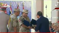 قائد الجيش الثالث يهدي السيسي نسخة من القرآن الكريم