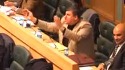 بالفيديو| نائب أردني يسخر من زميله بسبب قبلة للسفيرة الأمريكية:"هاتي بوسة يا بت"