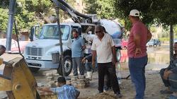 كسر ماسورة مياه في المعادي.. ورئيس الحي يوجه بالإصلاح والصيانة فورا