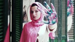 "النسكافيه مش للشرب بس".. "دانة" ترسم بالنسكافيه والخرز والحجارة
