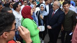 "الخشت" يجري جولة داخل حرم جامعة القاهرة.. ويلتقي بالطلاب