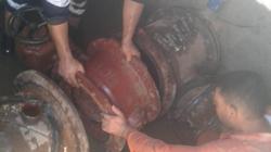 بالصور.. إصلاح محبس المياه بالخط الرئيسي بمدينة الطور