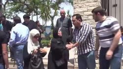 انهيار شيرين وجدي في جنازة والدها