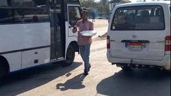 «السقا عاد».. مهندس يروي ظمأ المسافرين بـ«ميّة ساقعة»