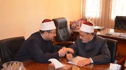 وزير الأوقاف يقدم واجب العزاء في وفاة والدة زوجة شيخ الأزهر