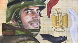 "سمر" ترسم بورتريه للبطل.. رسالة من الغربة للشهيد منسي على ورق بردي