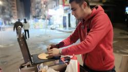 «علام» طالب سياحة يبدأ حلمه بماكينة «فريسكا» في شوارع إسكندرية