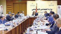 الحكومة توسع التغطية التأمينية لعمال المقاولات.. وإلزام الشركات بتسجيل الجميع