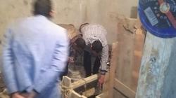 مجهودات مكثفة لإنقاذ عامل انهارت عليه حفرة بسوهاج: كان بيدور على آثار