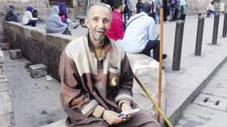 عامل نظافة يجيد 3 لغات وقرأ 12 ألف كتاب