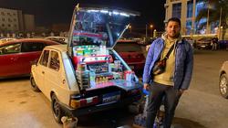 «عبدالقوي» طالب جامعي يحول سيارته لـ كافيه متنقل: «الشغل مش عيب»