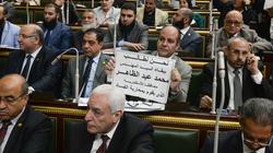 بالصور| لافتات "تحت القبة" لتأييد بقاء "محافظ الإسكندرية" في منصبه