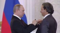بالصور| بوتين يكرم المصري أسامة السروي بوسام "بوشكين" للثقافة والفنون
