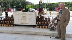 بالصور| طبيب فلسطيني يزور النصب التذكاري للسادات: "سابوا الفارس لوحده"