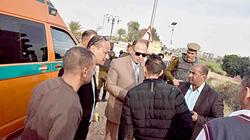 محافظ أسيوط يوقف سيارته للاطمئنان على ركاب سيارة تعرضت لحادث