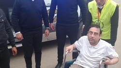 قوات الأمن تنقل مواطنا يعاني من شلل كلي للجنته الانتخابية للتصويت