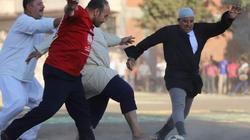 على طريقة المزاريطة.. أهالي دمسنا بالبحيرة يلعبون مباراة بـ«الزي الفلاحي»