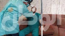 الطبيب المصاب بفقدان البصر يبدأ جلسات العلاج.. وابن شقيقه يشكر "الوطن"