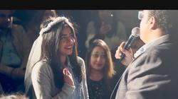 فيديو| جنون الحب يدفع الفنان مينا نادر لطلب يد حبيبته خلال عرض مسرحي