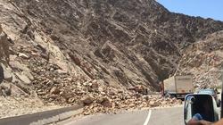 "الطرق والكباري" بجنوب سيناء تسيطر على انهيار صخري بسيط بطريق النقب