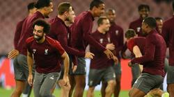 بالفيديو والصور| «وصلة هزار» بين «صلاح» ولاعبي «ليفربول» قبل مواجهة «نابولي»