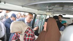 بالصور| محافظ الجيزة يراقب سائقي الأجرة: غرامة بانتظار مخالفي التعريفة