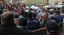 تشييع جثمان أب وابنيه من ضحايا عقار دمنهور المنهار.. الأم وابنتها في المستشفى