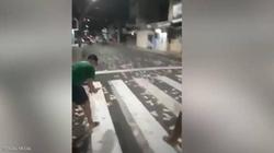 مصدر أمني عن شاب يرمي أموالا على الناس بأوسيم: عاطل ومسجل خطر