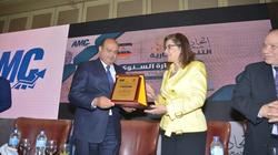 محافظ مطروح يحصل على جائزة التميز الإداري "أفضل محافظ في مصر"