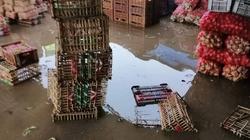 غرق شادر قنا.. وتاجر: خسرنا بضائعنا وشركة المياه تأخرت في إنقاذنا