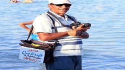 أشهر مصور شاطئ فى «روميل» يعتزل المهنة بعد انتشار المحمول: راحت علينا