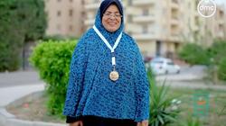«حياة كريمة» تسدد ديون بائعة خردوات وتمنحها ميدالية الأبطال  