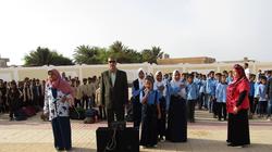 بالصور| رئيس "أبو رديس" يحيي العلم بصحبة طلاب عمر بن عبدالعزيز