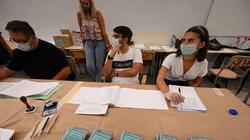 الإيطاليون يتجهون للتصويت في استفتاء وسط أزمة كورونا