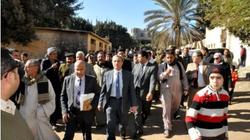 محافظ القليوبية يضبط سائق جرار زراعي خلال إلقائه "الكسح" في الطريق