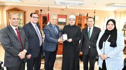 «آثار القاهرة» تهدي درع الكلية لوزير الأوقاف تقديرا لجهوده الدعوية
