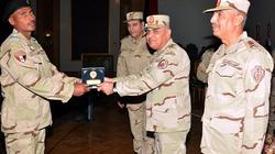 وزير الدفاع ينيب وفدا من كبار القادة لتهنئة تواضروس بعيد القيامة
