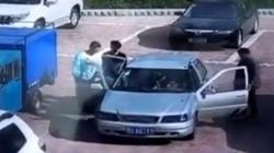 بالفيديو| صيني يحاول إطفاء سيارة مشتعلة بالنفخ عليها