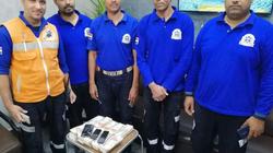 «أخلاقنا الجميلة».. مسعفون يسلمون مبلغا كبيرا لذوي متوفين في حادث بقنا