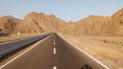 كيف ربطت «النقل» الوادي الجديد بالجيزة وأسيوط وأسوان؟.. طرق فردية ومزدوجة
