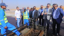 بالصور | وزير النقل يتفقد أعمال القطاع التجريبى بطريق القاهرة السويس