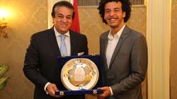 عبدالغفار يكرم طبيبا مصريا حاصل على جائزة "ريادة الأعمال حول العالم"