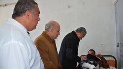 وزير النقل يقبل رأس مصاب في حادث "قطار بني سويف": حقكم علينا