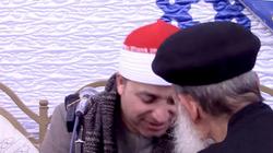 قس يقبل يد قارئ قرآن في عزاء بالدقهلية: "أدى عمله كويس"