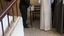 "الوطنية تهزم المرض".. "سيد" يتحدى آلامه للتصويت بالاستفتاء الدستوري