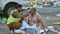 بالصور| رجال الأمن السعوديين يقدمون يد العون للحجاج