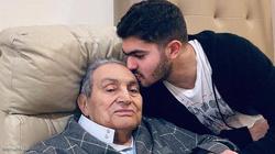 "حفيده يقبل رأسه".. آخر ظهور للرئيس الأسبق مبارك قبل وفاته