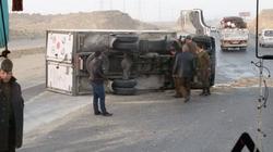 بالصور| إصابة 3 أشخاص إثر انقلاب سيارة نقل في بني سويف